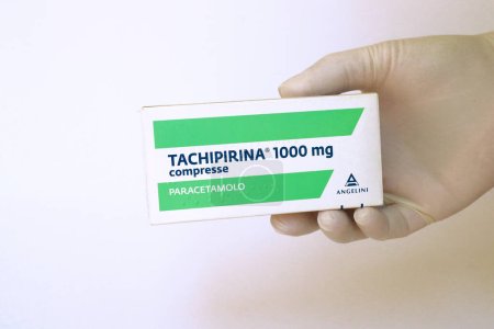 Roma, Italia 10 de febrero de 2022: caja de TACHIPIRINA 1000 mg comprimidos. Tachipirina contiene paracetamol, medicamento utilizado para tratar la fiebre y el dolor. Fabricado por Angelini Pharma, Italia