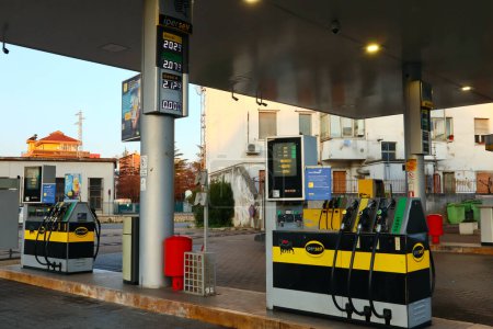 Foto de Pescara, Italia 20 de marzo de 2022: Estación de servicio ENI. ENI es una multinacional italiana de petróleo y gas - Imagen libre de derechos
