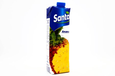 Foto de Pescara, Italia 18 de diciembre de 2019: Santal pineapple Juice. Santal es una marca italiana de zumos y néctares de Parmalat del Grupo Lactalis. - Imagen libre de derechos
