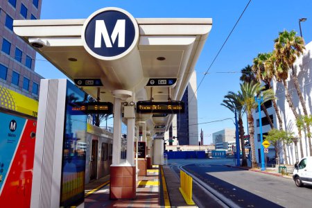 Téléchargez les photos : LONG BEACH Los Angeles, Californie - 5 octobre 2019 : vue sur la station de métro Downtown Long Beach avec ligne bleue entre Los Angeles et Long Beach - en image libre de droit