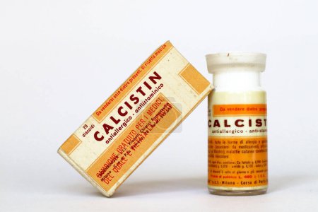 Téléchargez les photos : Rome, Italie 22 Février 2022 : Vintage Années 1950 CALCISTIN comprimés médicament avec du lactate de calcium pour le traitement des allergies. BOEHRINGER s.r.l. - Milan (Italie) - en image libre de droit