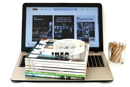 Téléchargez les photos : Rome, Italie 14 septembre 2021 : IKEA digital and print Catalogs. IKEA est le plus grand détaillant de meubles au monde et vend prêt à assembler des meubles - en image libre de droit