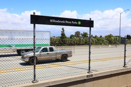 Téléchargez les photos : Los Angeles, Californie - 21 mai 2019 : Willowbrook Rosa Parks Blue Line et la station de métro Green Line, située à l'intersection de l'Imperial Highway et de Wilmington Avenue, Los Angeles - en image libre de droit
