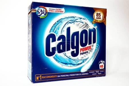 Foto de Roma, Italia 15 de febrero de 2022: caja de detergente en polvo CALGON. Calgon es una marca de Reckitt Benckiser - Imagen libre de derechos