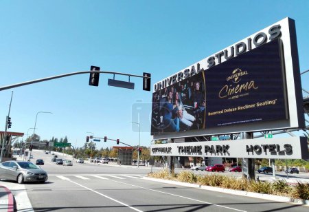 Foto de LOS ÁNGELES, California - 19 de septiembre de 2018: UNIVERSAL CINEMA AMC THEATRE lideró el cartel publicitario en UNIVERSAL STUDIOS, Hollywood - Imagen libre de derechos