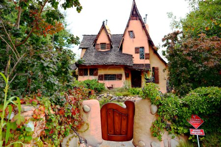 Téléchargez les photos : Beverly Hills, Californie 9 octobre 2019 : The Witch's House of Beverly Hills. Également connue sous le nom de Spadena House, maison de livre d'histoires située à l'angle de Walden Drive et Carmelita Ave, Beverly Hills - en image libre de droit