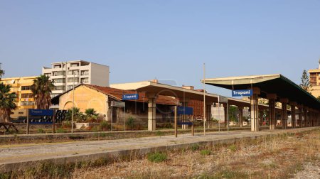Téléchargez les photos : Trapani, Sicile (Italie) 4 juillet 2022 : Gare de Trapani - en image libre de droit