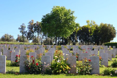 Téléchargez les photos : Le cimetière de guerre de la rivière Sangro se trouve dans la Contrada Sentinelle dans la commune de Torino di Sangro, province de Chieti - en image libre de droit