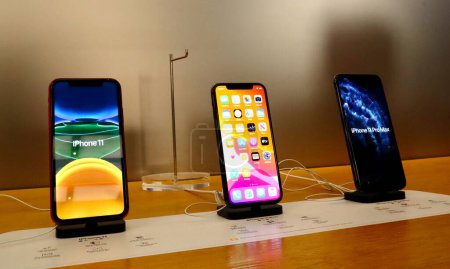 Foto de Los Ángeles, California - 10 de octubre de 2019: nuevo iPhone 11 en el Apple Store de Los Ángeles - Imagen libre de derechos