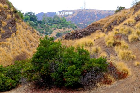 Téléchargez les photos : Los Angeles, Californie - 27 septembre 2019 : Bronson Canyon une section de Griffith Park et Hollywood signe vue. - en image libre de droit