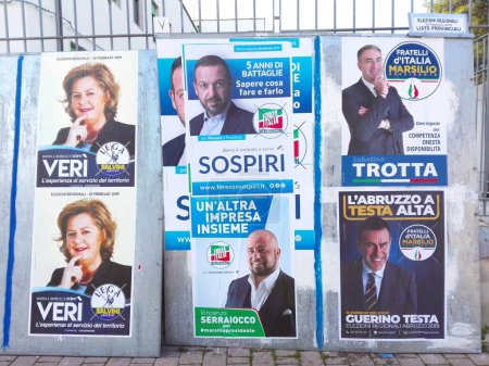 Téléchargez les photos : Pescara, Italie - 26 janvier 2019 : Affiches murales électorales pour les élections régionales d'ABRUZZO du 10 février 2019 - en image libre de droit