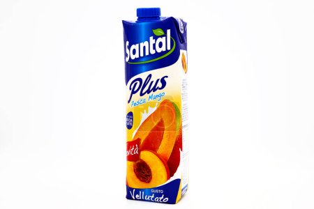 Foto de Pescara, Italia 18 de diciembre de 2019: Santal Juice. Santal es una marca italiana de zumos y néctares de Parmalat del Grupo Lactalis. - Imagen libre de derechos