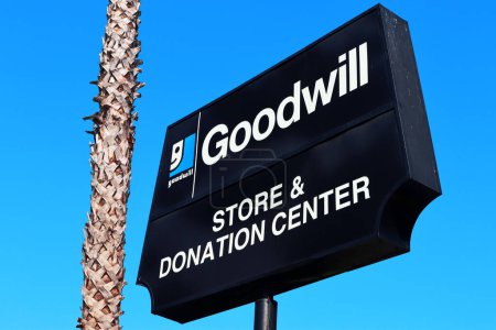 Foto de Los Angeles, California - 10 de octubre de 2019: Goodwill Store & Donation Center. Organización americana sin ánimo de lucro de rehabilitación profesional para personas con discapacidad - Imagen libre de derechos