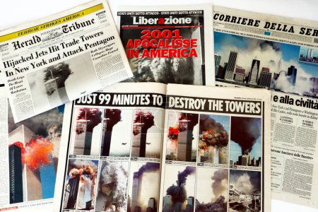 Foto de Nueva York, Estados Unidos Septiembre 2001: Los titulares de los periódicos internacionales sobre el ataque del 9 al 11 de 2001 - Imagen libre de derechos