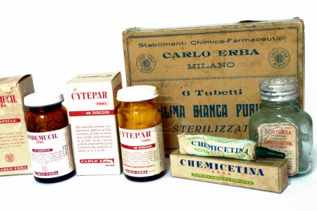 Foto de Milán, Italia Marzo 3, 2022: Old Vintage 1920-1960s CARLO ERBA Medicines. Carlo Erba, Milán (Italia)) - Imagen libre de derechos