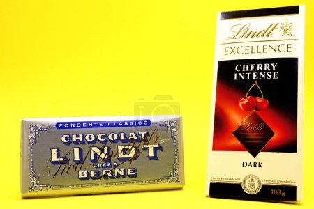 Téléchargez les photos : Rome, Italie 30 octobre 2021 : LINDT Chocolate Bars fabriqué en Suisse par Lindt and Sprungli AG - en image libre de droit