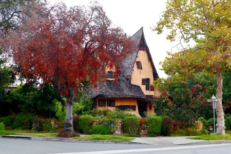 Téléchargez les photos : Beverly Hills, Californie 9 octobre 2019 : The Witch's House of Beverly Hills. Également connue sous le nom de Spadena House, maison de livre d'histoires située à l'angle de Walden Drive et Carmelita Ave, Beverly Hills - en image libre de droit