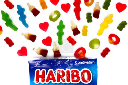 Foto de Pescara, Italia 15 de agosto de 2019: Paquete de caramelos HARIBO sobre fondo blanco. Haribo es una empresa alemana de confitería - Imagen libre de derechos