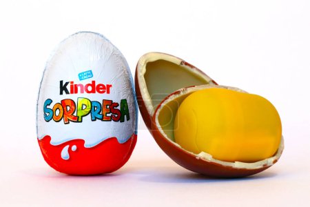 Téléchargez les photos : Pescara, Italie 27 février 2019 : Kinder Surprise Chocolate Eggs. Kinder Surprise est une marque de produits fabriqués en Italie par Ferrero - en image libre de droit