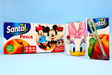 Foto de Pescara, Italia 9 de febrero de 2021: SANTAL Fruit Juice - Edición Limitada Disney Packaging with Mickey Mouse and Friends. Santal es una marca de Parmalat, Lactalis Group - Imagen libre de derechos