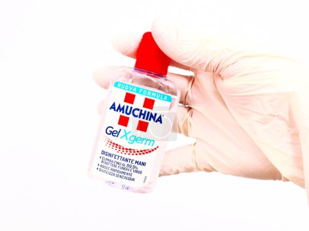 Foto de Pescara, Italia 28 de febrero de 2020: AMUCHINA Gel XGERM Hand Sanitizer to decrease infectious agent Virus, Fungi and Bacteria. AMUCHINA es una marca italiana de ACRAF ANGELINI Pharma - Imagen libre de derechos
