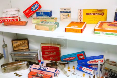 Téléchargez les photos : La pharmacie, les vieux médicaments exposés - en image libre de droit