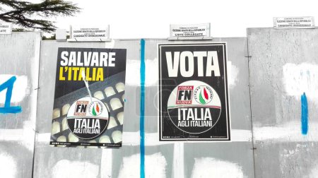 Foto de PESCARA, ITALIA - 01 de marzo de 2018: Carteles del Muro Electoral para la ELECCIÓN de ITALIA el 4 de marzo de 2018 - Imagen libre de derechos