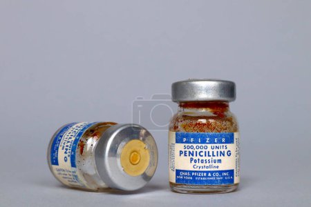 Téléchargez les photos : New York, USA 18 avril 2021 : Vintage 1955 Flacons de PFIZER Penicillin G - PFIZER est une société pharmaceutique américaine fondée en 1849 par Charles Pfizer et Charles Erhart - en image libre de droit