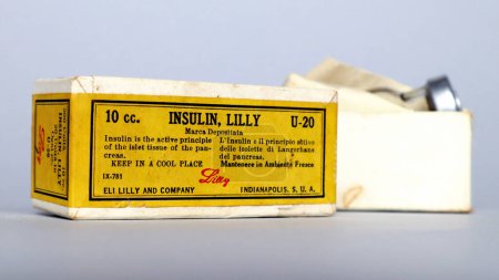 Foto de Roma, Italia 13 de noviembre de 2021: Vintage 1930s INSULIN Lilly U-20, 10cc, 200 Unidades. Eli Lilly and Company, Indianápolis - Estados Unidos - Imagen libre de derechos