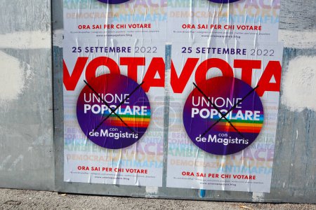 Foto de Pescara, Italia Septiembre 2022: Carteles del muro electoral italiano de los partidos políticos para el día de las elecciones en Italia del 25 de septiembre de 2022 - Imagen libre de derechos