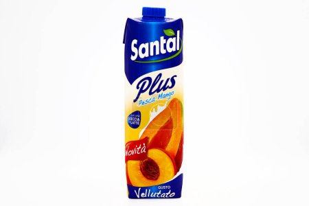 Foto de Pescara, Italia 18 de diciembre de 2019: Santal Plus Peach and Mango Juice. Santal es una marca italiana de zumos y néctares de Parmalat del Grupo Lactalis. - Imagen libre de derechos