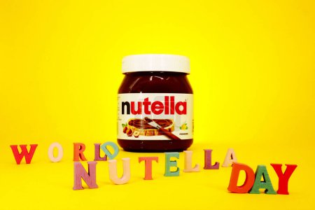 Foto de Alba, Italia Enero 28, 2021: Día Mundial NUTELLA, Febrero 5 - NUTELLA, Avellana Spread with Cocoa es una marca de productos hechos en Italia por Ferrero - Imagen libre de derechos