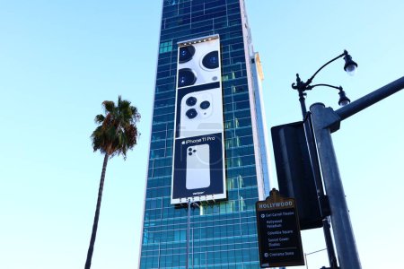 Foto de Hollywood, California - 6 de octubre de 2019: Cartelera del nuevo iPhone 11 en el rascacielos en Vine Street, Hollywood - Imagen libre de derechos