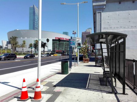 Foto de LOS ÁNGELES, California - 14 de septiembre de 2018: Metro, LADOT Transit DASH y Commuter Express Bus Stop en Saples Center de Los Ángeles - Imagen libre de derechos