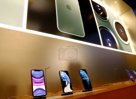 Foto de Los Ángeles, California - 10 de octubre de 2019: nuevo iPhone 11 en el Apple Store de Los Ángeles - Imagen libre de derechos