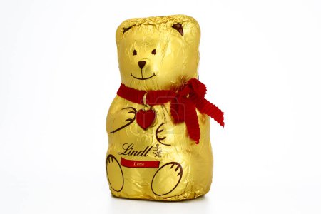Téléchargez les photos : Pescara, Italie - 26 décembre 2019 : Lindt Teddy Bear Chocolate produite par Lindt & Sprungli, Suisse - en image libre de droit