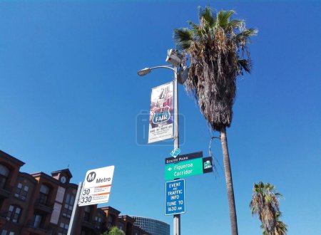 Foto de LOS ÁNGELES, California - 14 de septiembre de 2018: Señal de parada de autobús del metro de Los Ángeles - Imagen libre de derechos