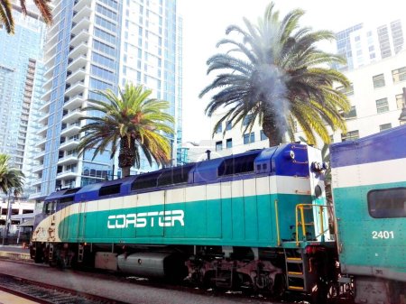 Téléchargez les photos : SAN DIEGO, Californie - 12 septembre 2018 : Train COASTER à la gare Santa Fe de San Diego, Californie - en image libre de droit