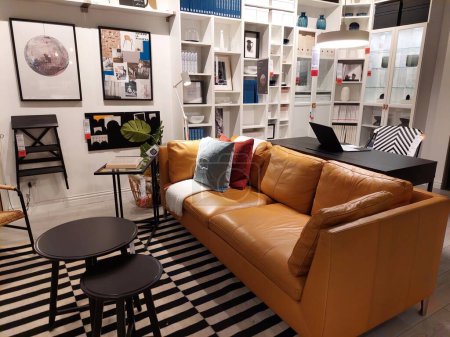 Foto de San Giovanni Teatino, Italia 26 de abril de 2022: Vista interior de la tienda IKEA en Italia. Ikea es el minorista de muebles más grande del mundo y se vende listo para montar muebles. No hay gente - Imagen libre de derechos