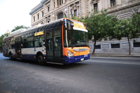 Foto de Palermo, Sicilia (Italia): AMAT Local Bus in downtown of Palermo - Imagen libre de derechos