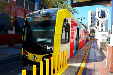 Téléchargez les photos : LONG BEACH Los Angeles, Californie - 5 octobre 2019 : vue sur la station de métro Downtown Long Beach et le train Blue Line - en image libre de droit