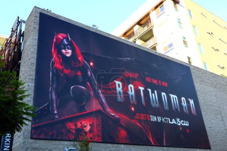 Foto de Hollywood, California - 6 de octubre de 2019: Billboard of BATWOMAN located on Vine Street, Hollywood. Batwoman es una serie de televisión estadounidense de superhéroes - Imagen libre de derechos
