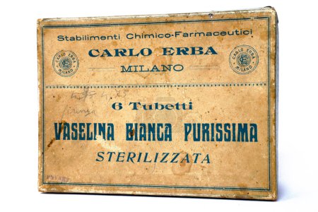 Foto de Milán, Italia Marzo 3, 2022: Vintage 1920s box of Pure white Vaseline. CARLO ERBA Milán (Italia)) - Imagen libre de derechos