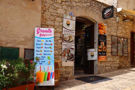 Foto de Erice, Sicilia (Italia) 3 de julio de 2022: Bar, Café, granita, heladería en las calles de Erice - Imagen libre de derechos