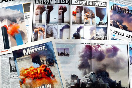Téléchargez les photos : New York, États-Unis Septembre 2001 : Les journaux internationaux font la une des journaux sur l'attentat du 11 septembre 2001 - en image libre de droit