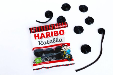 Foto de Roma, Italia 3 de febrero de 2022: HARIBO Caramelos de Rueda de Regaliz Rotella. Haribo es una empresa alemana de confitería - Imagen libre de derechos