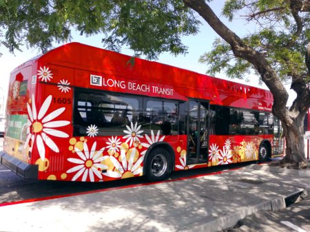 Téléchargez les photos : LONG BEACH, Californie - 7 septembre 2018 : Long Beach Transit Bus du centre-ville à The Queen Mary, navire transatlantique historique amarré à Long Beach - en image libre de droit