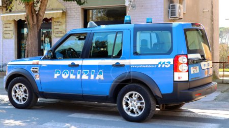 Téléchargez les photos : Ponza, Italie - 3 septembre 2020 : Jeep Renegade de la police italienne - en image libre de droit