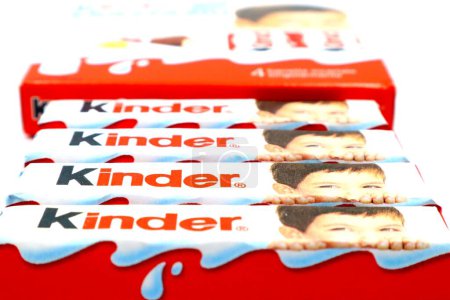 Photo pour Pescara, Italie 11 août 2019 : Kinder Chocolate Bars. Kinder est une marque de produits fabriqués en Italie par Ferrero - image libre de droit