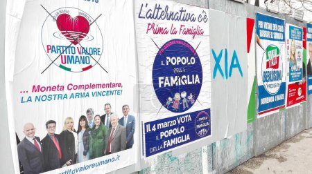 Téléchargez les photos : PESCARA, ITALIE - 01 mars 2018 : Affiches murales électorales pour l'élection de l'ITALIE le 4 mars 2018 - en image libre de droit